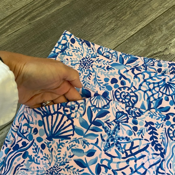 Lilly Pulitzer Reid 9” shorts - high tide 🐚 - Picture 5 of 11